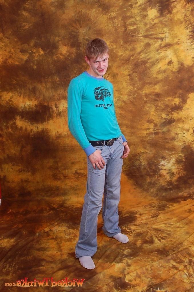 10P Solo twink shwos and jerks his long thick cock