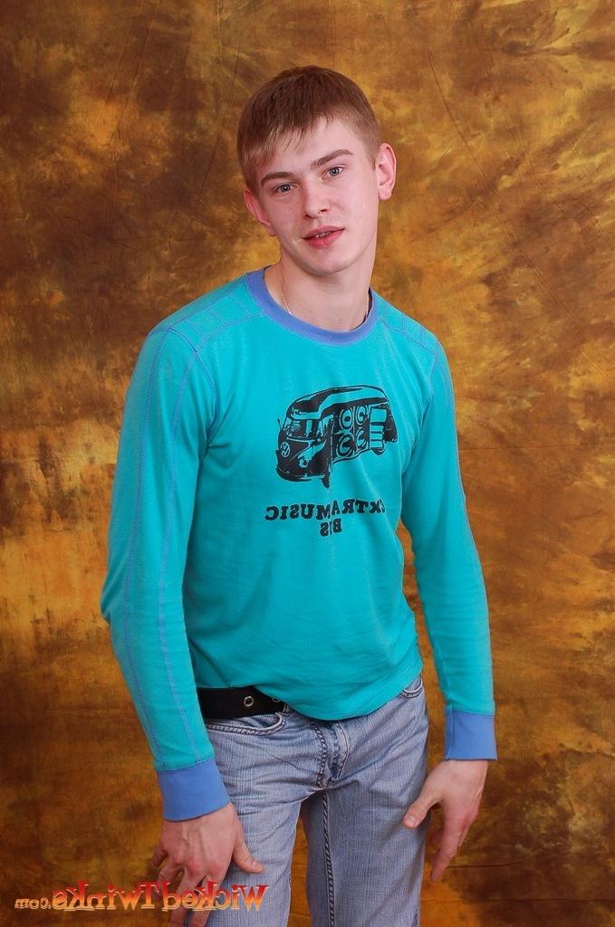 10P Solo twink shwos and jerks his long thick cock