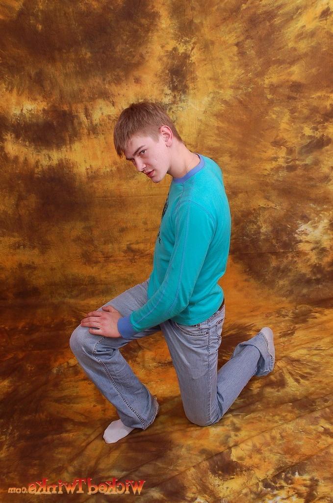 10P Solo twink shwos and jerks his long thick cock
