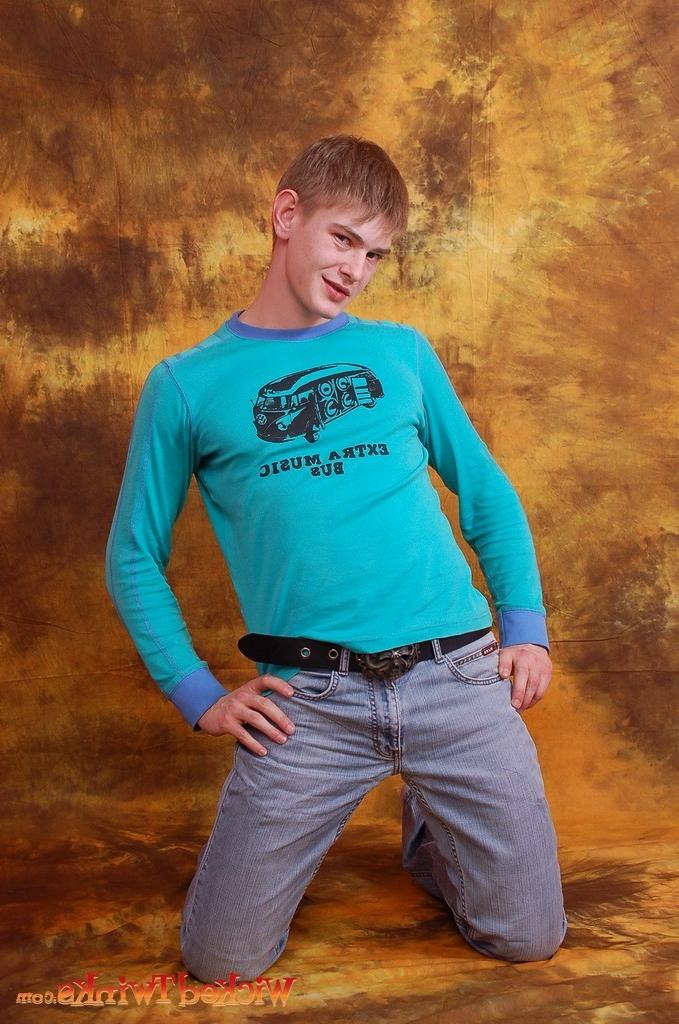 10P Solo twink shwos and jerks his long thick cock