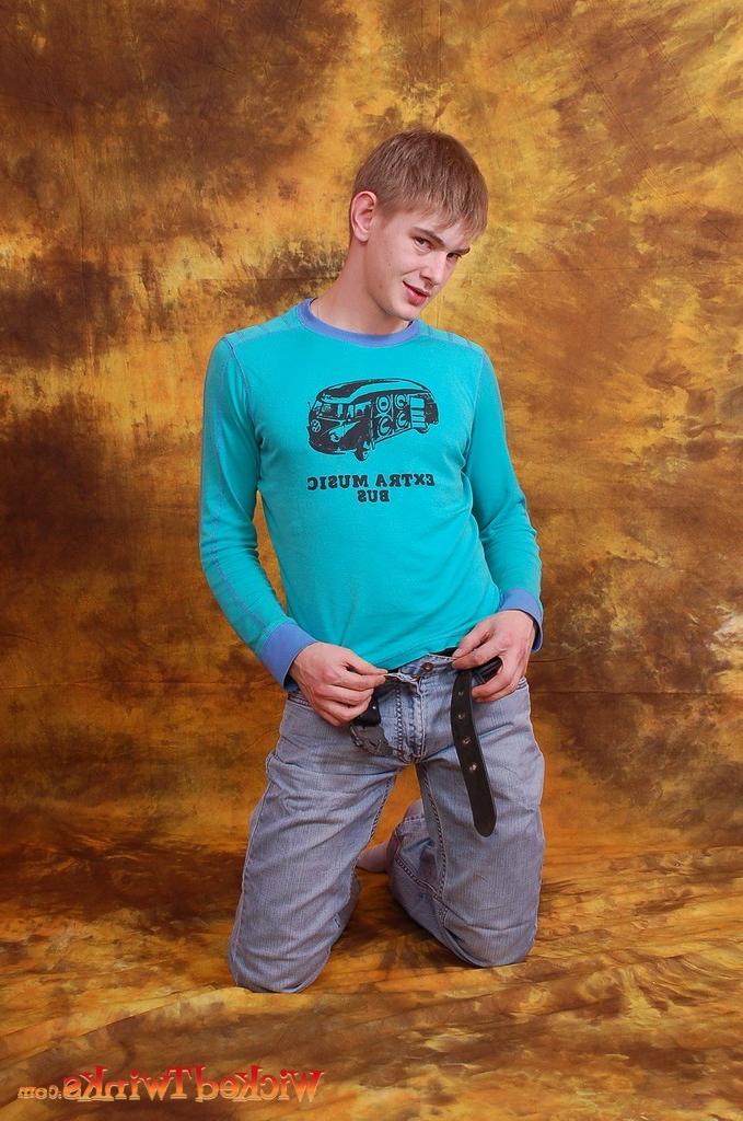 10P Solo twink shwos and jerks his long thick cock