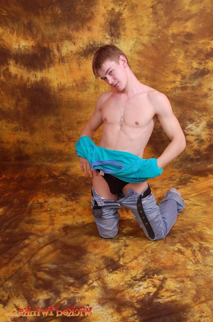 10P Solo twink shwos and jerks his long thick cock