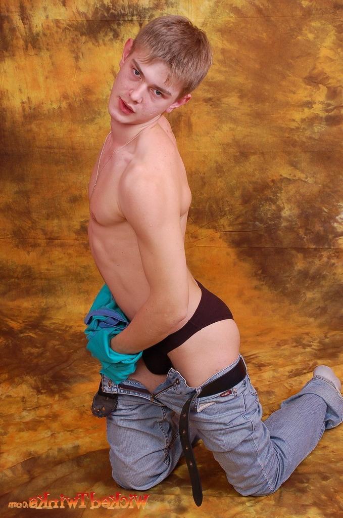 10P Solo twink shwos and jerks his long thick cock