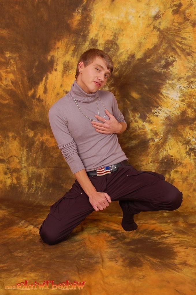 10P Solo twink shwos and jerks his long thick cock