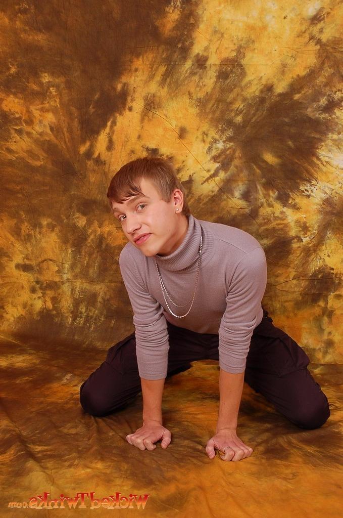10P Solo twink shwos and jerks his long thick cock