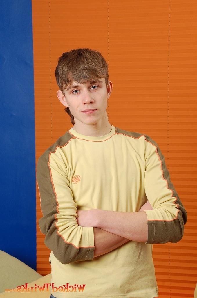 10P Solo twink shwos and jerks his long thick cock