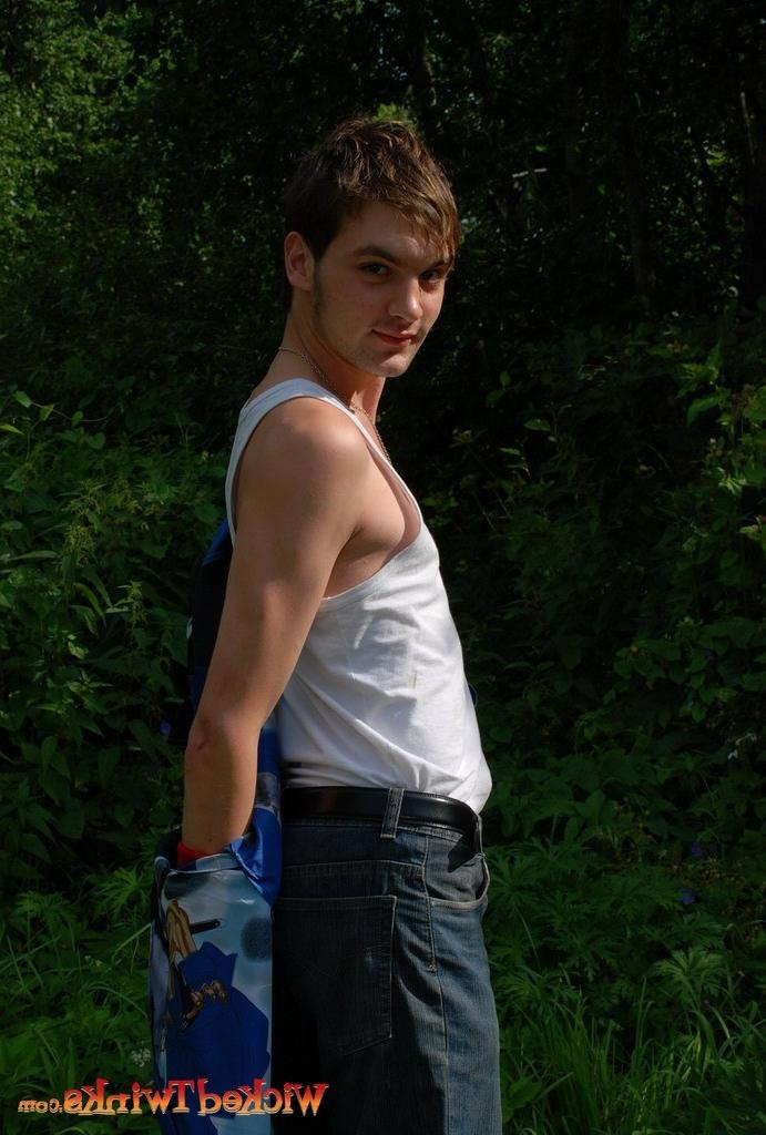 10P Solo twink shwos and jerks his long thick cock