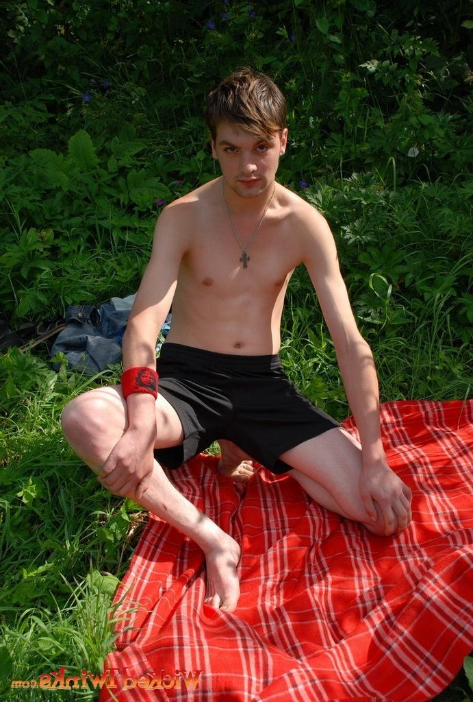 10P Solo twink shwos and jerks his long thick cock