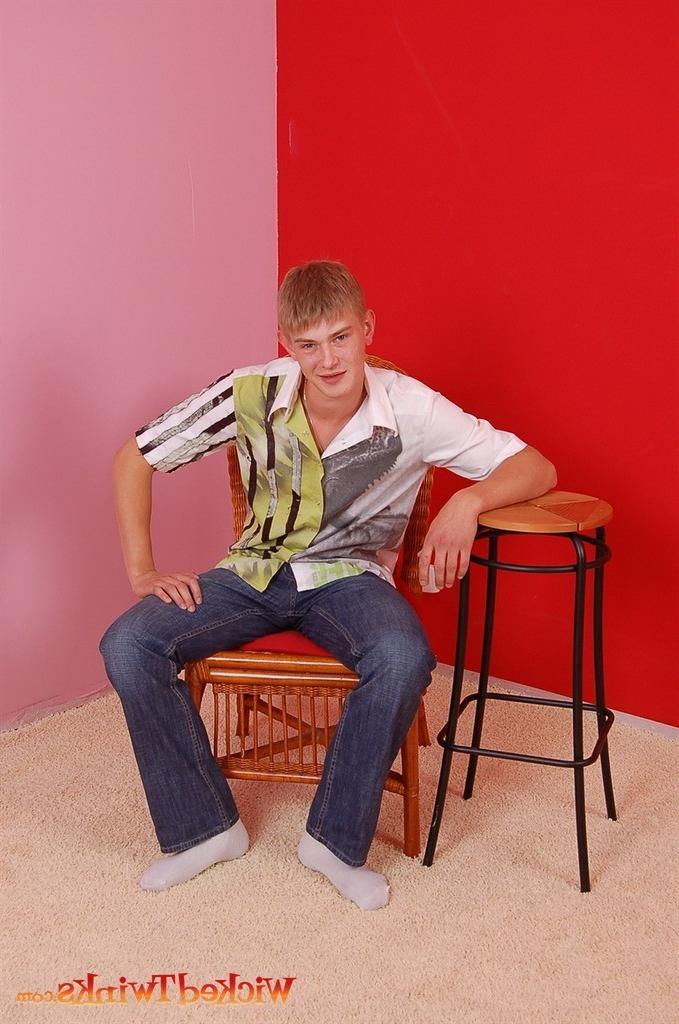 10P Solo twink shwos and jerks his long thick cock
