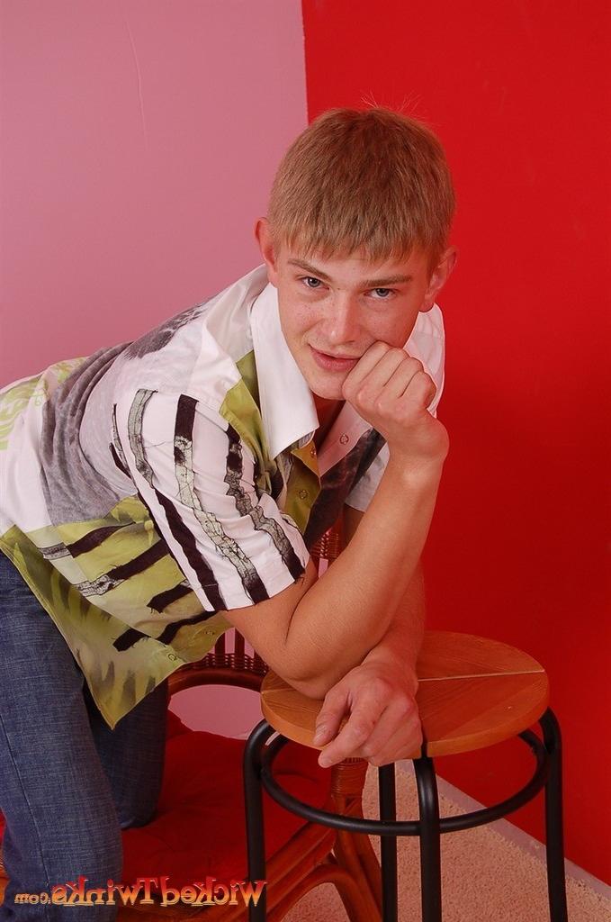 10P Solo twink shwos and jerks his long thick cock
