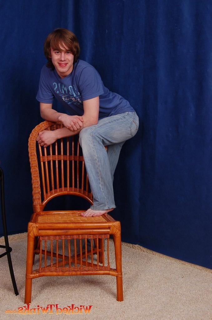 10P Solo twink shwos and jerks his long thick cock