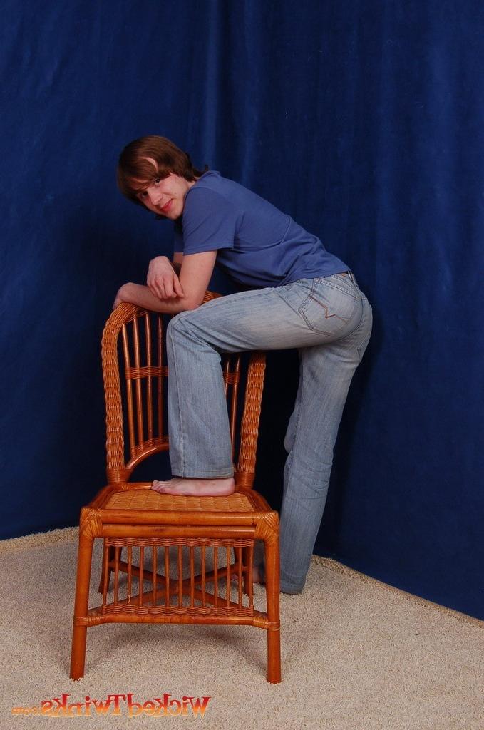 10P Solo twink shwos and jerks his long thick cock