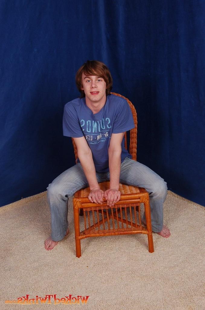 10P Solo twink shwos and jerks his long thick cock