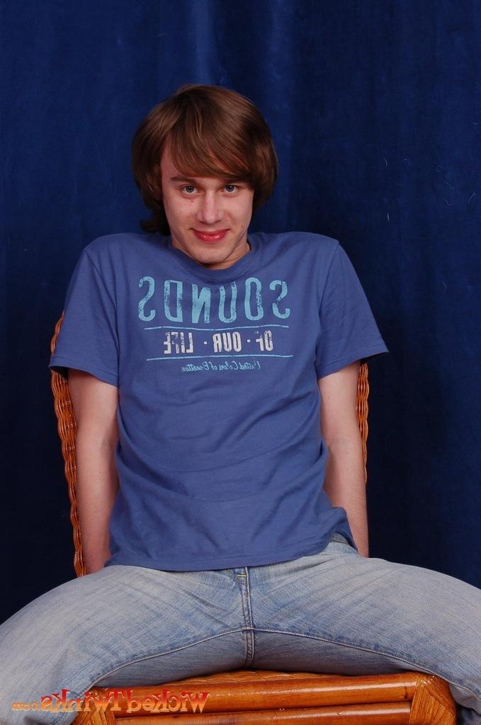 10P Solo twink shwos and jerks his long thick cock