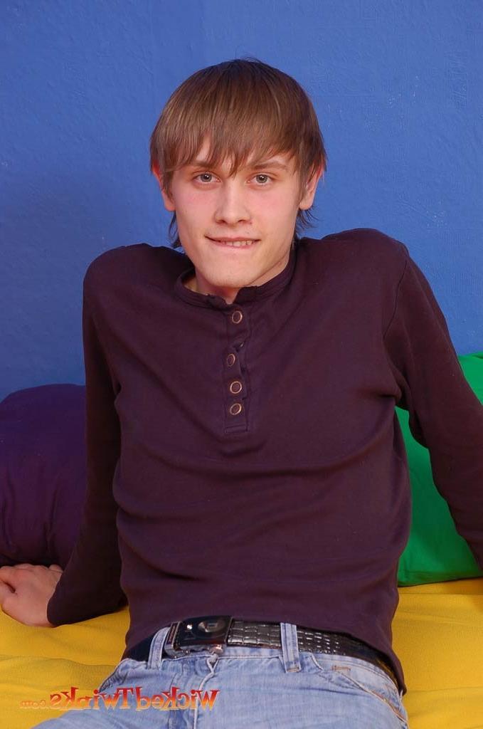 10P Solo twink shwos and jerks his long thick cock