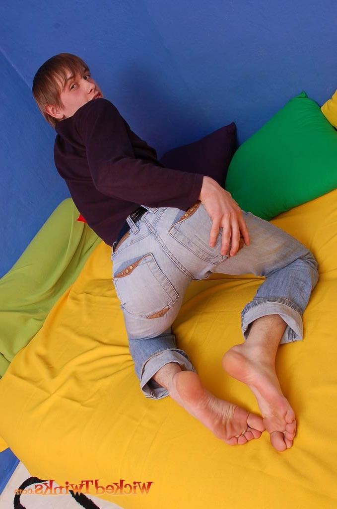 10P Solo twink shwos and jerks his long thick cock