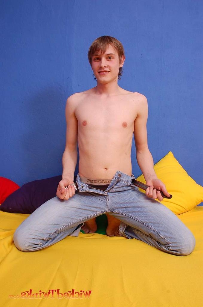 10P Solo twink shwos and jerks his long thick cock