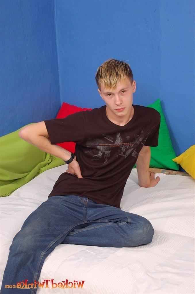 10P Solo twink shwos and jerks his long thick cock