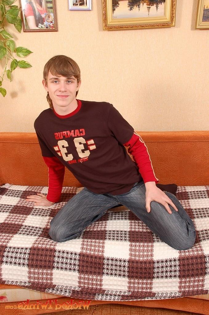 10P Solo twink shwos and jerks his long thick cock