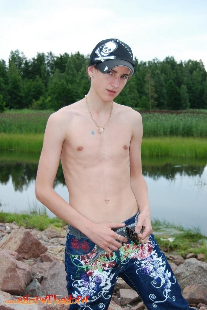 10P Solo twink shwos and jerks his long thick cock