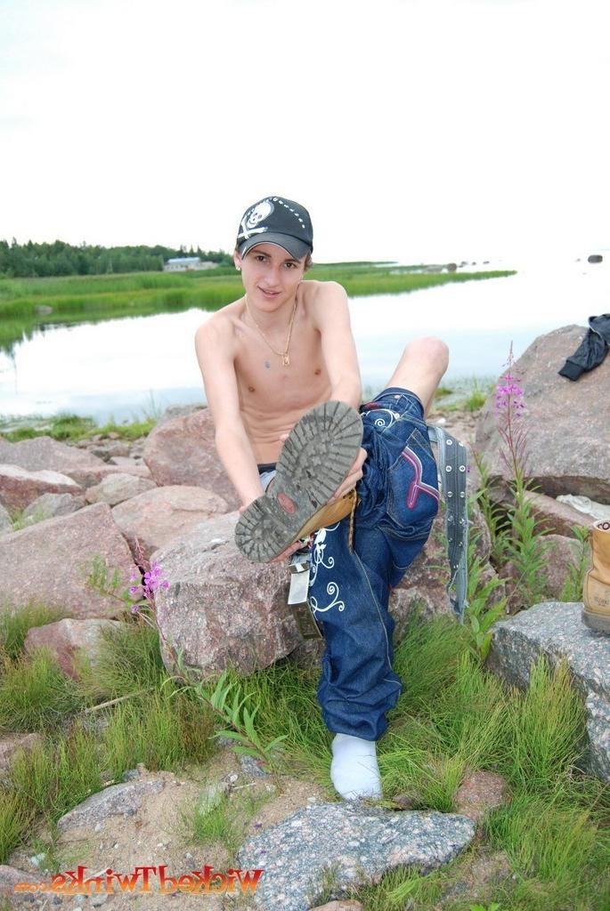 10P Solo twink shwos and jerks his long thick cock