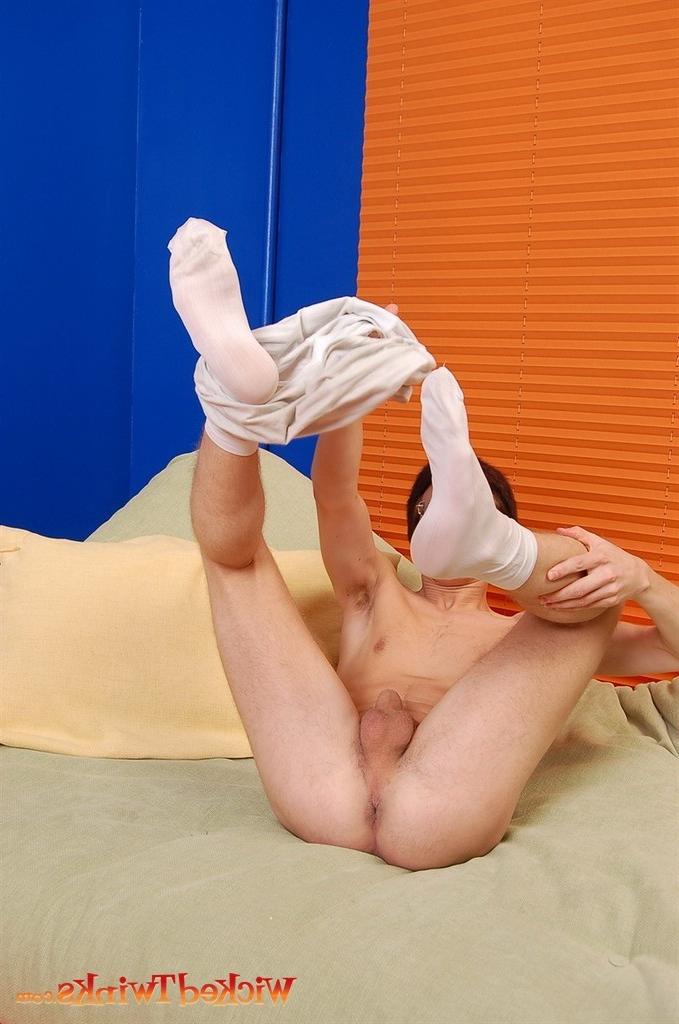 10P Solo twink shwos and jerks his long thick cock