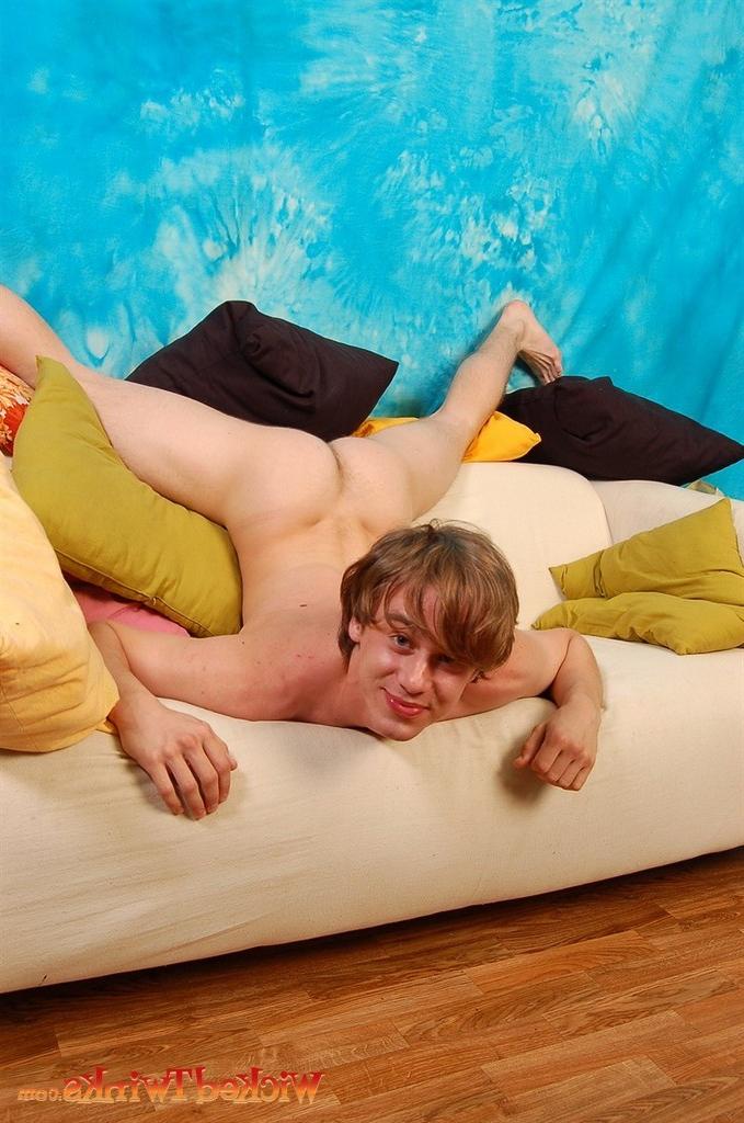 10P Solo twink shwos and jerks his long thick cock