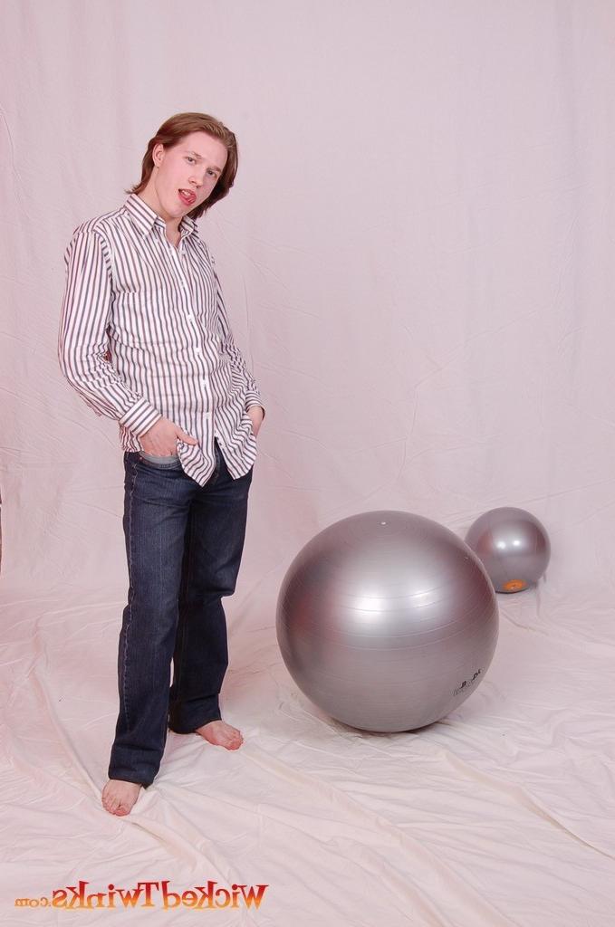 10P Solo twink shwos and jerks his long thick cock