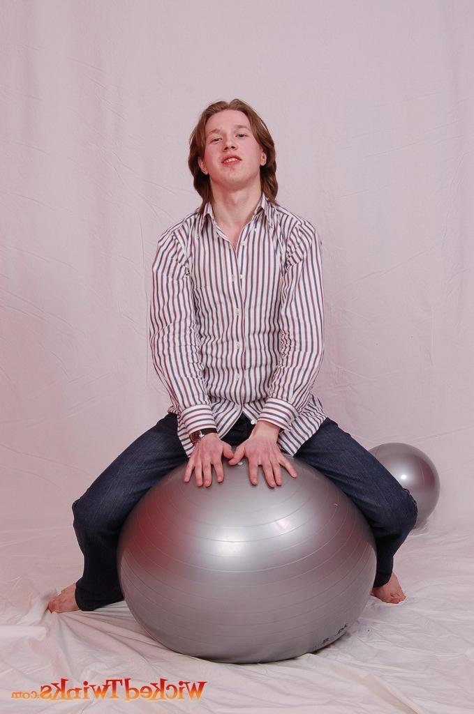 10P Solo twink shwos and jerks his long thick cock