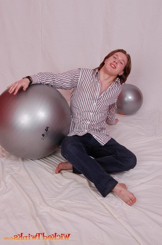 10P Solo twink shwos and jerks his long thick cock