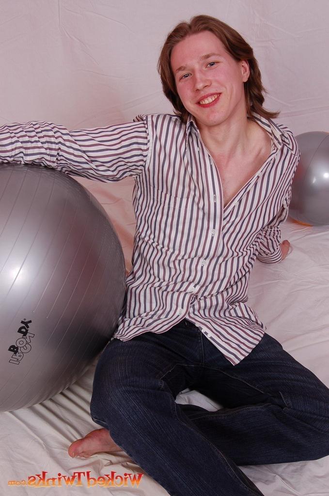 10P Solo twink shwos and jerks his long thick cock