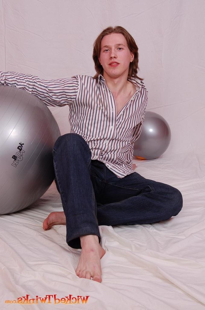 10P Solo twink shwos and jerks his long thick cock