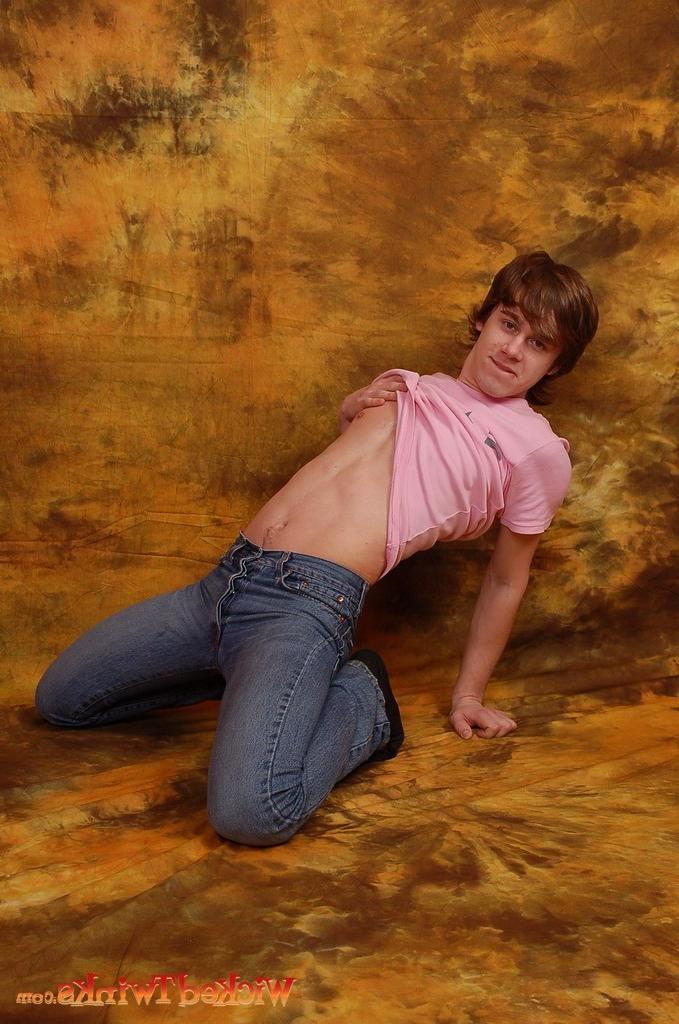 10P Solo twink shwos and jerks his long thick cock