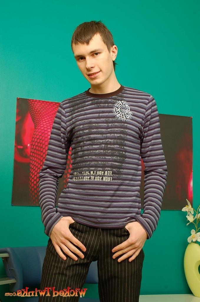 10P Solo twink shwos and jerks his long thick cock