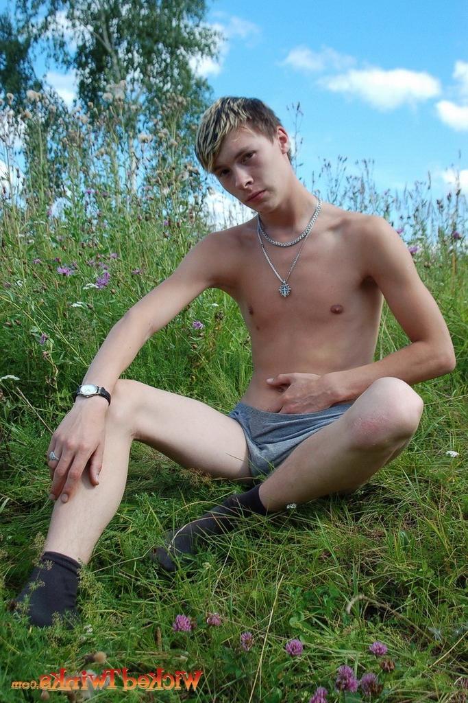 10P Solo twink shwos and jerks his long thick cock