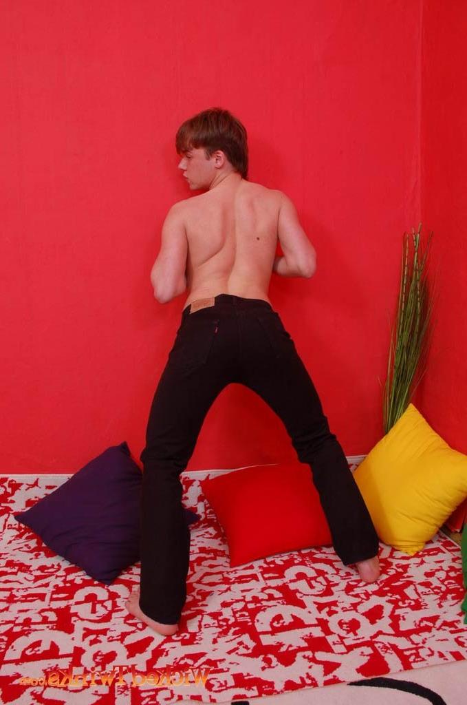10P Solo twink shwos and jerks his long thick cock