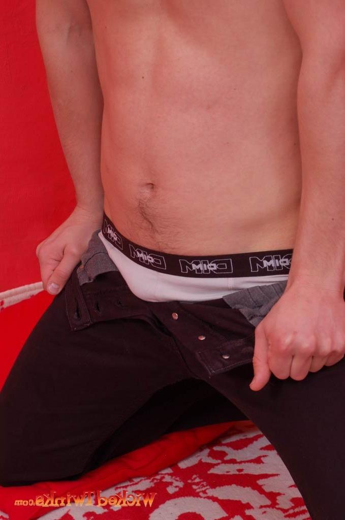 10P Solo twink shwos and jerks his long thick cock