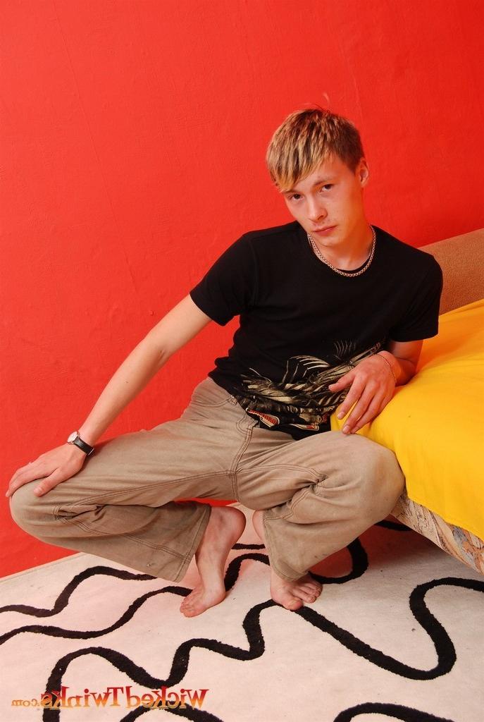 10P Solo twink shwos and jerks his long thick cock
