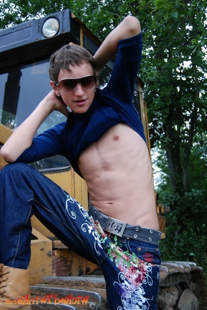 10P Solo twink shwos and jerks his long thick cock