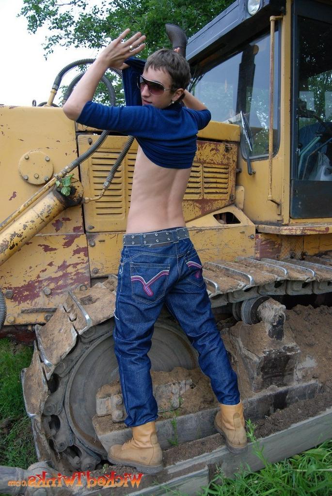 10P Solo twink shwos and jerks his long thick cock