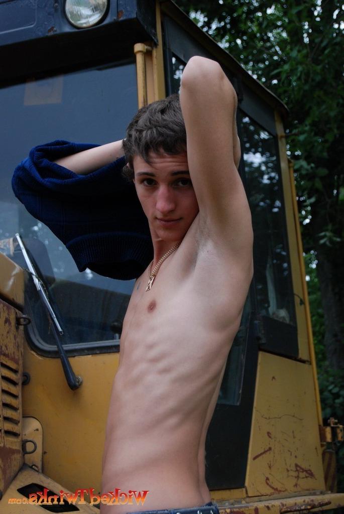 10P Solo twink shwos and jerks his long thick cock