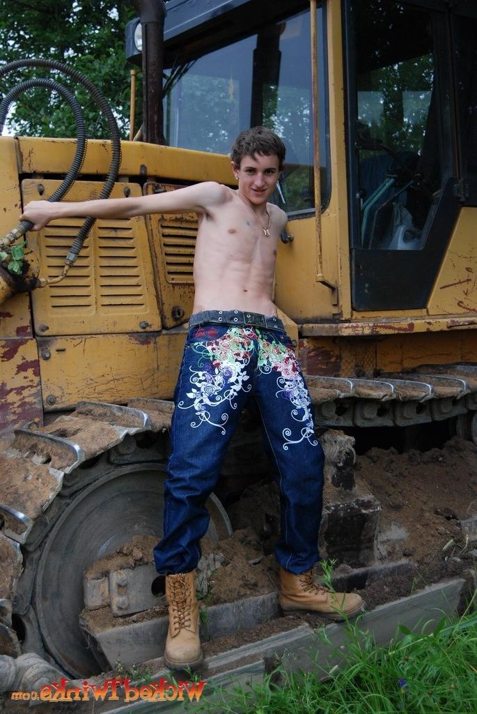 10P Solo twink shwos and jerks his long thick cock