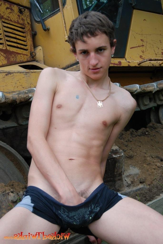 10P Solo twink shwos and jerks his long thick cock