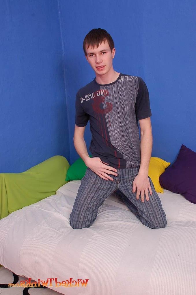 10P Solo twink shwos and jerks his long thick cock