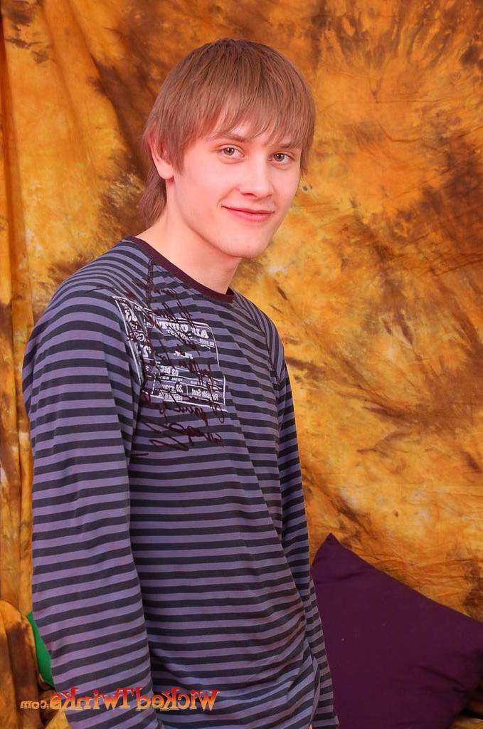 10P Solo twink shwos and jerks his long thick cock