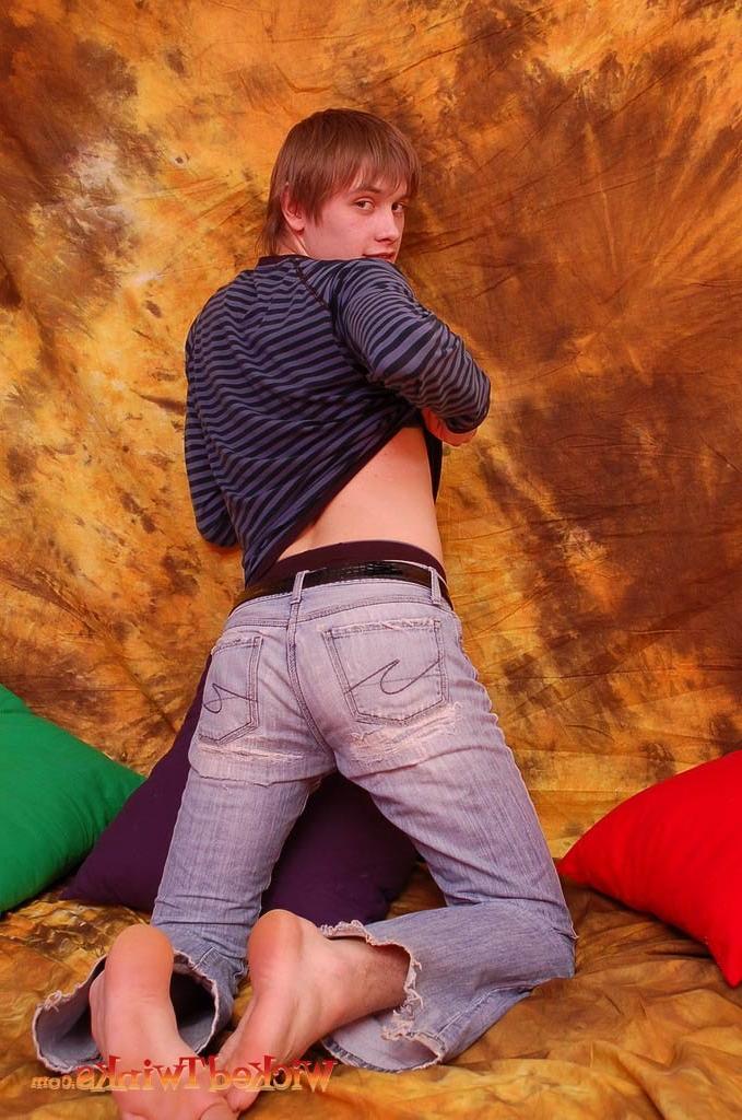 10P Solo twink shwos and jerks his long thick cock