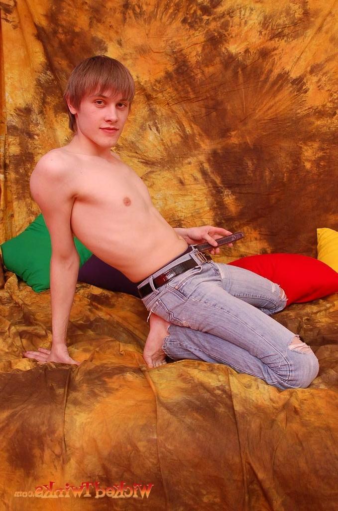 10P Solo twink shwos and jerks his long thick cock