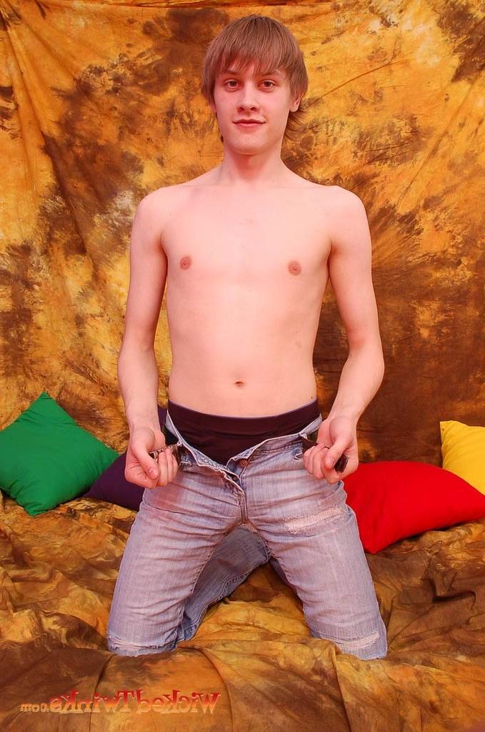 10P Solo twink shwos and jerks his long thick cock