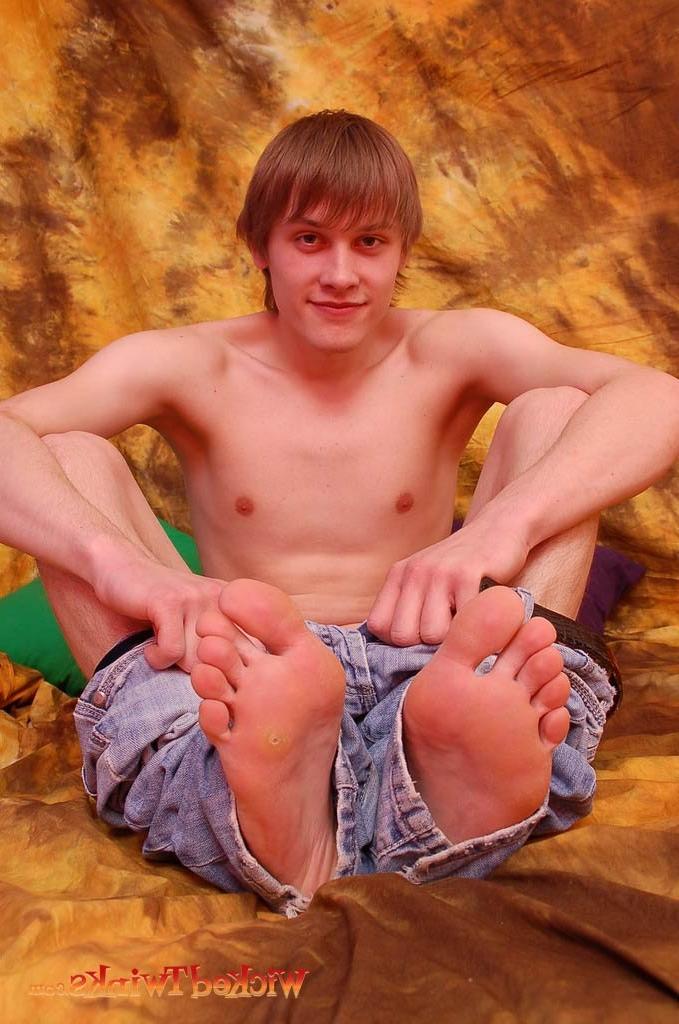 10P Solo twink shwos and jerks his long thick cock