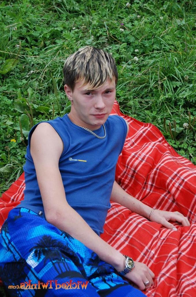 10P Solo twink shwos and jerks his long thick cock